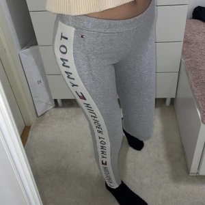 Tommy hilfiger leggings  - Jätte sköna och varma leggings. För mer frågor och bilder kontaktas mig.