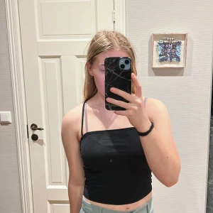 Linne - Säljer ett svart linne från H&M. Linnet är använt en del, men skicket är fortfarande väldigt bra. Storleken är S.