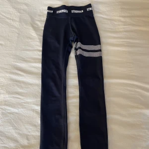 Stronger thights - Riktiga mörkblå Stronger thights som har används en gång innan. Gympabyxorna är i nyskick och det finns inga skador. 😻💝 Nypris: 699kr