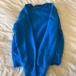 Säljer denna blåa tröjan, storlek xs för endast 70kr! Plus frkat! Använt få gånger! Inte helt samma färg i verkligenheten som på bilden! 🙃