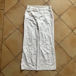 Vida linnebyxor - Vida byxor i linne. Snygg rak och vid passform. Lite lågmidjade. Passar S unisex, se size on tag på sista bilden. 