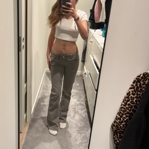 Lågmidjade jeans🩶 - Super snygga jemas som knappt är använda. Ifrån young gina och är i storlek 158, skulle säga att det är en lite större xs. Jag är ca 165 och dom passar mig bra i längden. Flare modell.  Frakt är 60kr (spårbar) 🩶