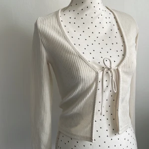 Tröja med knytning  - Tröja med knytning från HM i storlek XS. Endast använd en gång 