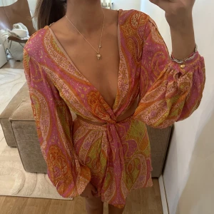 Klänning - En superfin flerfärgad klänning från zara!  💫 En äldre kollektion som inte finns mer 🙏Har aldrig kommit till användning (prislappar är kvar). Köpt från Polen för cirka 430SEK 🩷