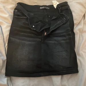 Svart jeanskjol - Svart jenaskjol, storlek 38