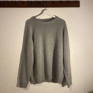 Grå stickad tröja - Stickad tröja från Cubus använd ett fåtal gånger. 