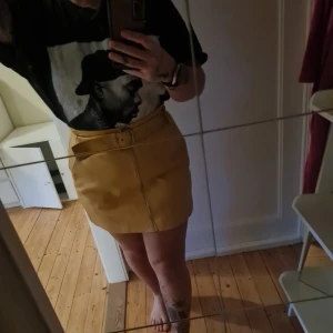 Superfin gul kjol i plu skinn - Superfin kjol i fejkskinn från Asos stl 40. Med dragkedja, skärp och fickor. 