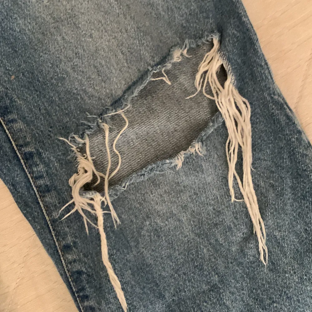 Högmidjade jeans från lager 157. Väldigt långa i benen. Hål på knäna. . Jeans & Byxor.