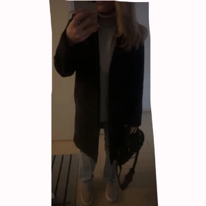Kappa - Snygg svart kappa från zara som tyvärr inte kommer till användning längre, gott skick då kappan är använd fåtal gånger🥰