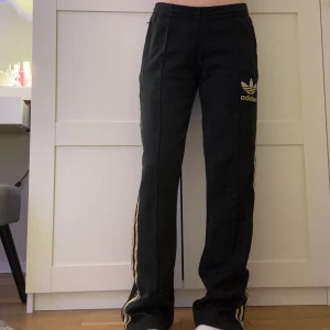 adidas byxor - Säljer mina jättesnygga svarta adidas byxor med guld detaljer då de inte kommer till någon användning🩷