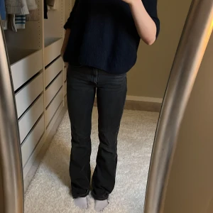 Jeans  - Jeans från zara. Är lite slitna längst ner, kan skicka bild på det privat💌