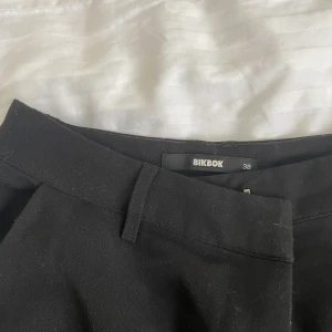 BikBok kostymbyxor - Kostymbyxor från BikBok. Endast använda fåtal gånger. Begagnade men i prinicip i nyskick 🫶🏼