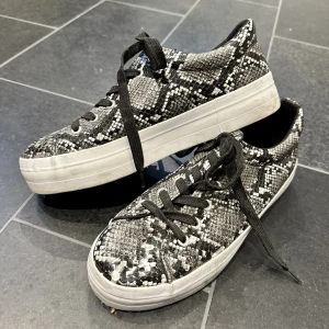 Sneakers 39 - Sneakers i ormskinns mönster, använda en gång. Ytlig smuts på sulan från att ha legat i en flyttlåda tillsammans med andra skor, enkla att tvätta! 