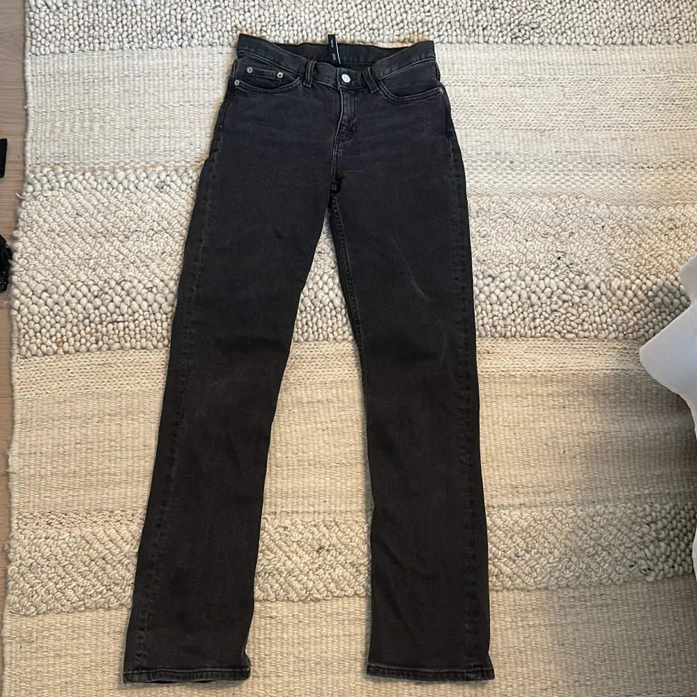 Säljer nu mina svart/gråa weekday twig jeans i storlek 26/32,low waist. Säljer då de inte har kommit till användning. Köpte för 590kr och säljer för 350kr. De är i väldigt bra skick, inga tecken på slitage eller användning.. Jeans & Byxor.