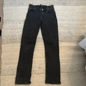Säljer nu mina svart/gråa weekday twig jeans i storlek 26/32,low waist. Säljer då de inte har kommit till användning. Köpte för 590kr och säljer för 350kr. De är i väldigt bra skick, inga tecken på slitage eller användning.