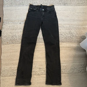 Weekday jeans  - Säljer nu mina svart/gråa weekday twig jeans i storlek 26/32,low waist. Säljer då de inte har kommit till användning. Köpte för 590kr och säljer för 350kr. De är i väldigt bra skick, inga tecken på slitage eller användning.