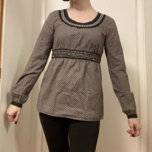 Brun Blus - En brun blus med mönster och snygga pärl-detaljer 🤎  Pris kan diskuteras 🙌