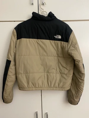 The North Face jacka - Jackan är bara använd några gånger . Den är bra Skick och värmer bra. 