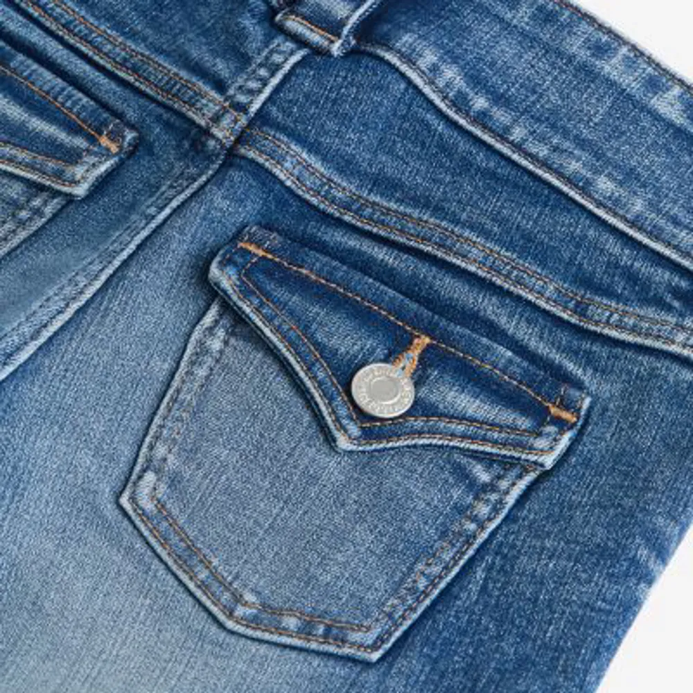 Ett par jätte snygga low waist bootcut jeans ifårn h&m nästan helt slutsålda nypris 280kr Kontakta vid intresse och fler bilder ✨. Jeans & Byxor.