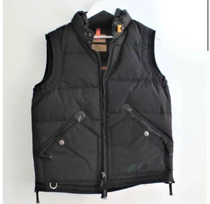 Oanvänd Pajaumpers kobuk väst - Hej,   Jag säljer nu min helt nya Parajumper kobuk väst (nya modellen). Storlek S. Fick den i julklapp men gillar ej modellen så valde att sälja den. Säljs nu för under halva priset.   Bara att höra av sig vid intresse:) 