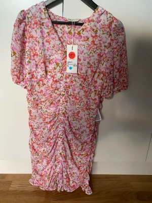 Blommig klänning  - Oanvänd jättefin blommig klänning 