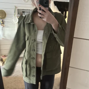 Grön jacka - Säljer denna supersnygga och slutsålda jacka från zara som tyvärr inte kommit till användning 💔 den är militärgrön med vita detaljer (se bild tre) och helt ny med prislapp kvar. Skriv privat Vid frågor!! 🫶🏽🫶🏽🫶🏽