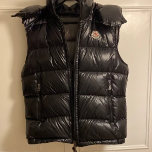 Moncler  - Säljer min moncler väst efter som att den bara hänger i garderoben, hör av er gärna med ett prisförslag:) och jag Kan bara mötas upp 🙌