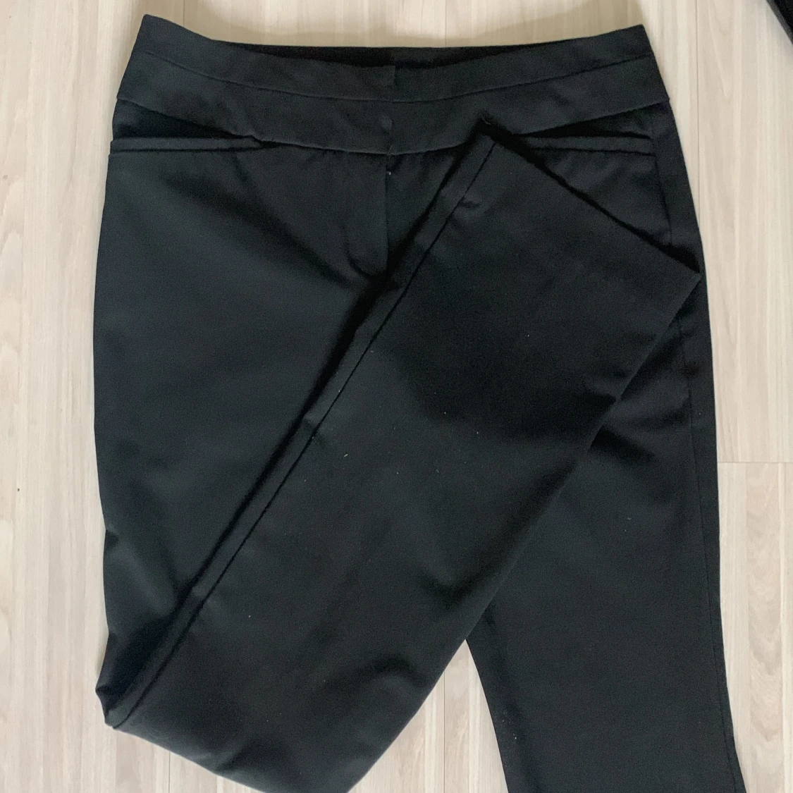 Lågmidjade konstym byxor 