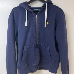 Ralph lauren zip hoodie  - Hej! Jag säljer nu min Ralph lauren zip hoodie då den har blivit för liten för mig Den är ganska liten i storleken.