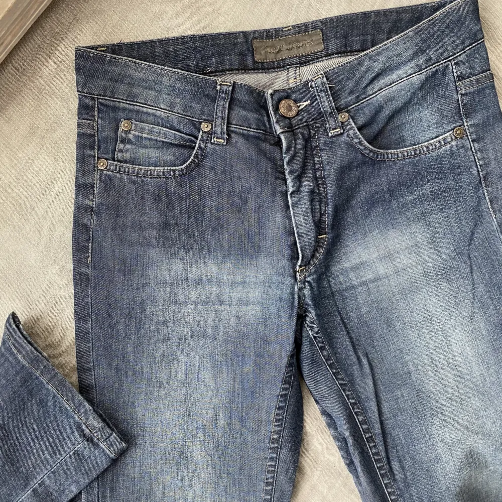 Snygga jeans från acne. Fint skick. Nypris ca 2000kr.  Säljer pga försmå för mig :( Obs små i storleken! Skulle snarare säga att de är 26/34. Jeans & Byxor.