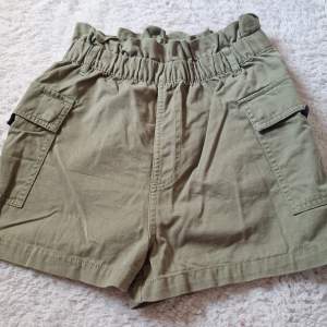 Jättefina gröna cargo shorts från HM 
