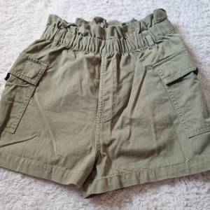 Cargo shorts från HM - Jättefina gröna cargo shorts från HM 