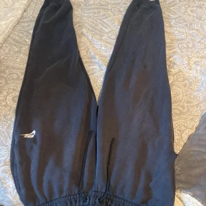 Nike byxor - Säljer för använder aldrig. Storlek M. 