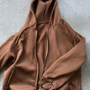 Huvtröja - Brun huvtöja från Shein. Lappen är bortklippt. 