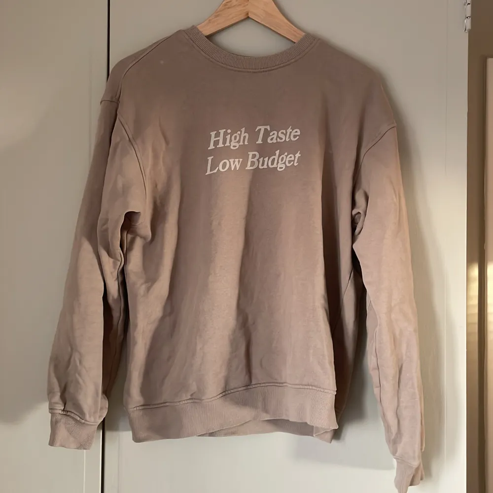 Sweatshirt med text i höstig ljusbrun färg med text. I fint skick från Vailent i stl S. Allt ska bort så pris kan diskuteras💗. Hoodies.