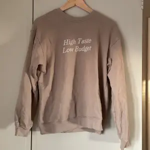 Sweatshirt med text i höstig ljusbrun färg med text. I fint skick från Vailent i stl S. Allt ska bort så pris kan diskuteras💗