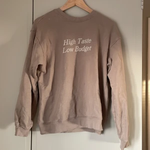 Sweatshirt - Sweatshirt med text i höstig ljusbrun färg med text. I fint skick från Vailent i stl S. Allt ska bort så pris kan diskuteras💗