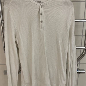 Farfarströja Esprit slim fit medium - Farfarströja från Esprit. Medium slim fit. 