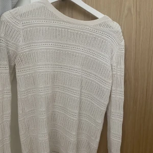 Vit topp - Superfin vit håliga topp! Använd en gång, passar storlek M/L. 