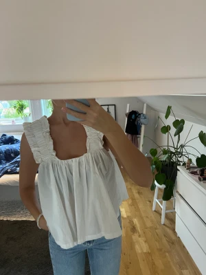 Söt topp - Söt topp med volanger på axlarna 