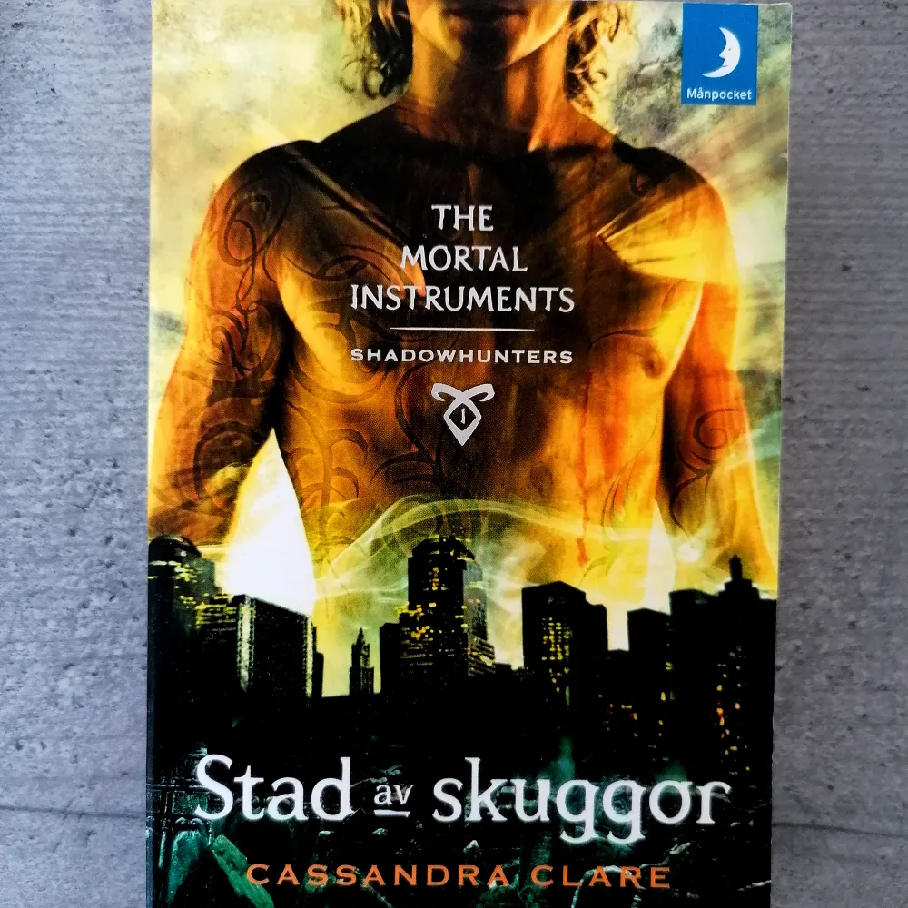 Den är den första böcker från shadowhunters såga, den är i bra sticka . Böcker.