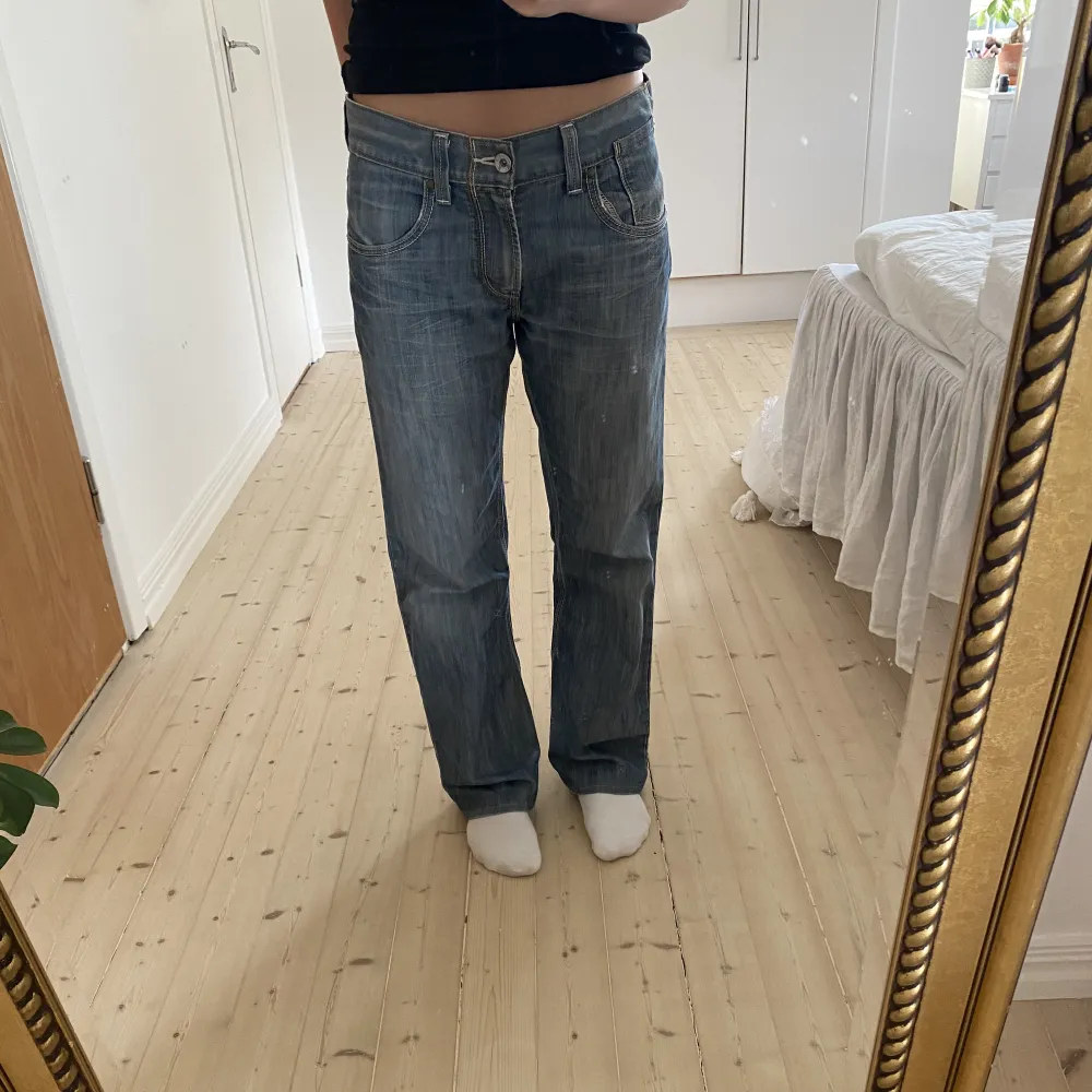Midjemått: ca 42 cm Jag är ca 165 cm 🤍. Jeans & Byxor.