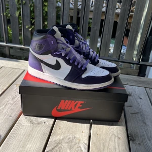 Jordan 1 High Court purple - Hej! Jag säljer mina Jordans, storlek 45,5, köpta från stockX Skicket är 7/10 då de är använda flertalet gånger men de har inga skodor eller liknande.   Kan fraktas, eller mötas upp i Uppsala Kontakta gärna mig för fler bilder eller om du har någon fråga!