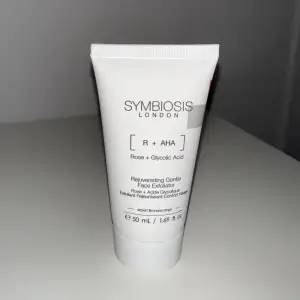 Info: Aims to gently exfoliate Works to smooth fine lines and wrinkles. Helps correct oiliness and mattify skin. Aims to illuminate skin, softening flaws and boosting radiance - Aims to reveal soft, fresh and youthful skin.Oanvänd och oöppnad Värde:1068kr