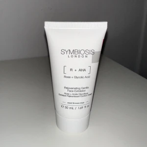 Symbiosis  - Info: Aims to gently exfoliate Works to smooth fine lines and wrinkles. Helps correct oiliness and mattify skin. Aims to illuminate skin, softening flaws and boosting radiance - Aims to reveal soft, fresh and youthful skin.Oanvänd och oöppnad Värde:1068kr