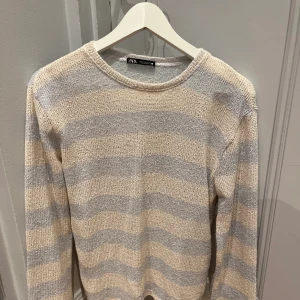 Zara Sweater - Super fint plagg från zara. Använt 1-2 gånger. I jätte bra skick. 💕