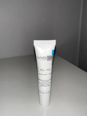 Symbiosis London - Info: Helps improve the appearance of fine lines, wrinkles, and blemishes. Aims to protect, tighten and firm skin. Helps intensively hydrate skin Oanvänd och oöppnad Värde: 855kr 15 ml