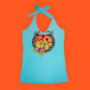 Marwin Sports Sunny Girl Top - Denna Marwin Sports Sunny Girl-top är det perfekta tillskottet till din sommargarderob. Halterneck-designen och det lätta materialet ger en luftig och bekväm känsla som är perfekt för varmare väder. 