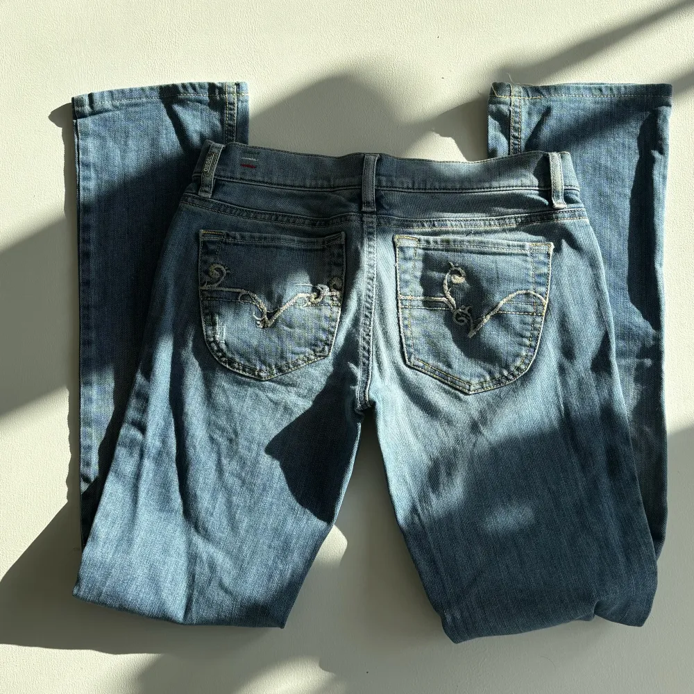 Diesel jeans vintage inte använda på länge. Lågmidjade med lite botcut. De är i super bra skick.. Jeans & Byxor.