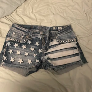 Miss me shorts - Säljer dessa lågmidjade miss me shorts då de aldrig riktigt föll mig i smaken, använd några gånger under sommaren. Skriv för fler bilder💗